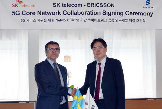 SK텔레콤은 26일(현지시간) 스웨덴 스톡홀름 에릭슨 본사에서 5세대(G) '코어 네트워크' 혁신과 기술 개발 협력을 위한 양해각서(MOU)를 체결했다고 밝혔다. 이날 체결식에서 SK텔레콤 조성호 5G테크랩장(오른쪽)과 멜리 투판 에릭슨 패킷 네트워크 수석이 악수하고 있다.  SK텔레콤 제공